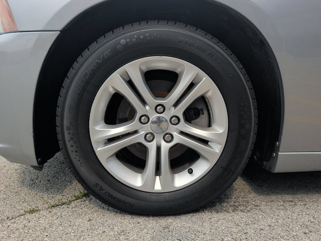 Used 2013 Dodge Charger SE RWD image 4