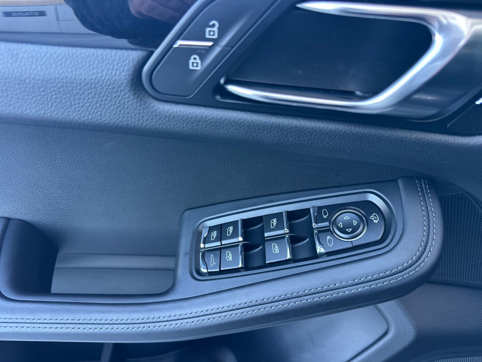 Used 2026 Porsche Macan AWD/4WD image 12