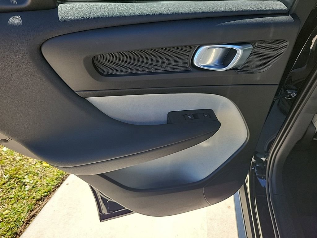 Used 2025 Volvo XC40 B5 Ultra image 11