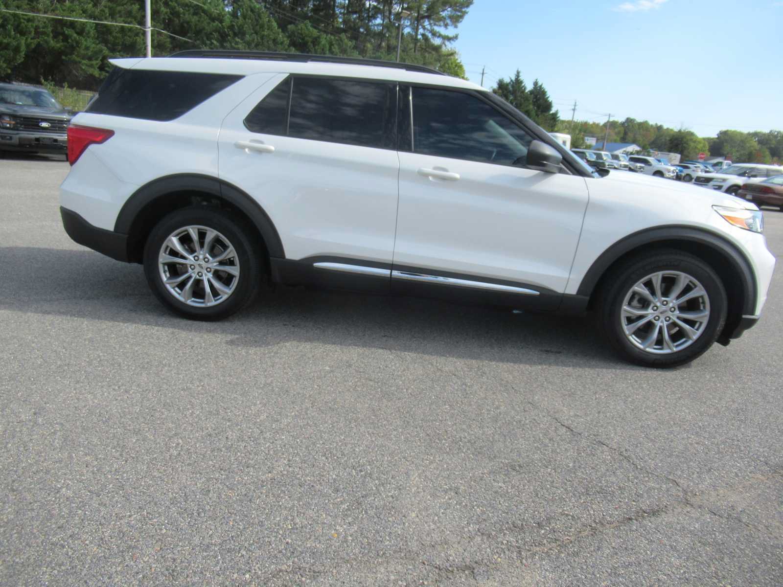 Used 2020 Ford Explorer XLT w/ Equipment Group 202A AWD/4WD image 4
