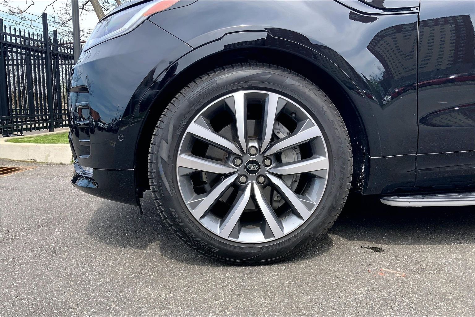 Used 2025 Land Rover Discovery Dynamic SE AWD/4WD image 5