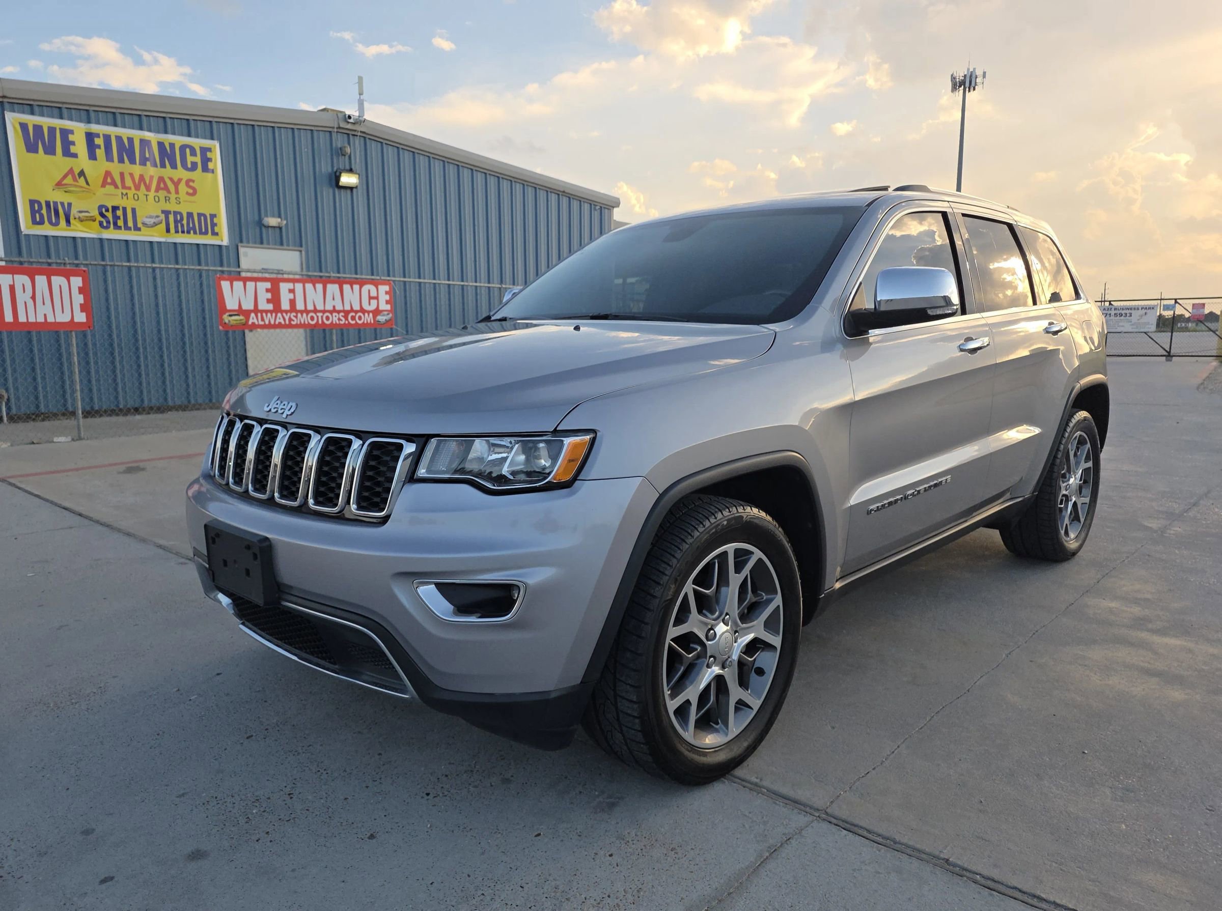 Used 2020 Jeep Grand Cherokee Limited image 3