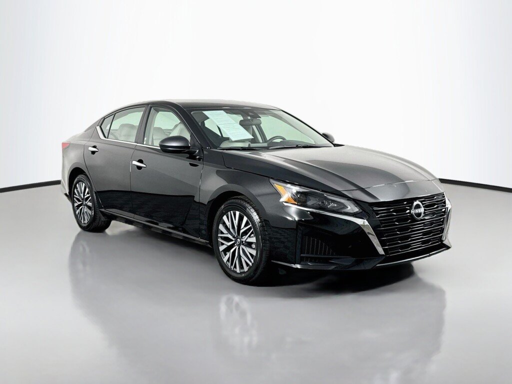 Used 2025 Nissan Altima 2.5 SV FWD image 7