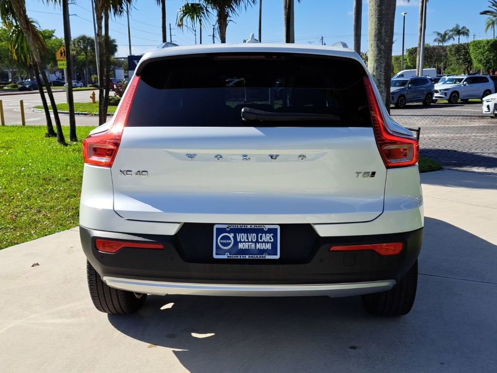 Used 2021 Volvo XC40 T5 Momentum w/ Climate Package image 5