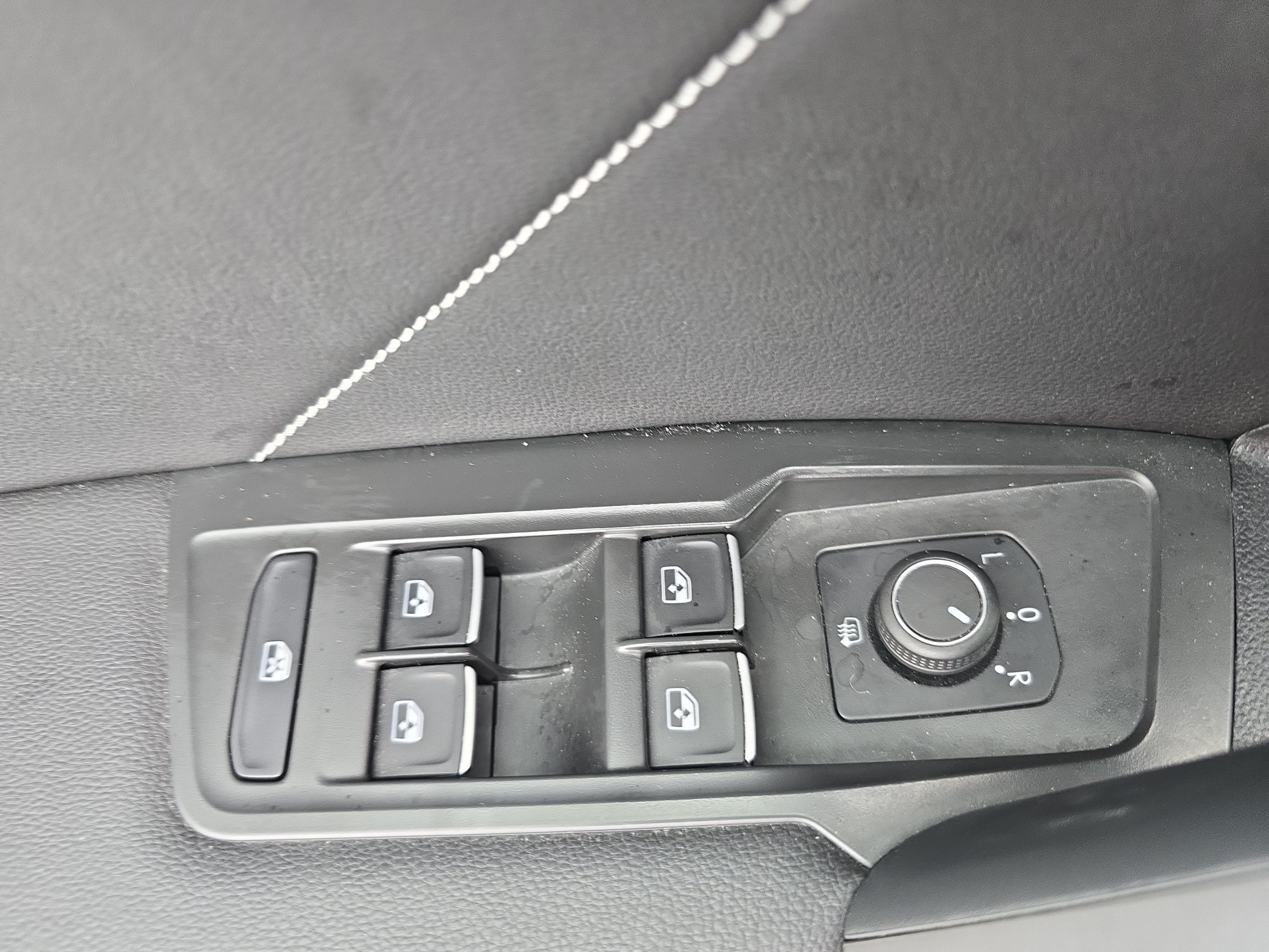 Used 2024 Volkswagen Tiguan SE AWD/4WD image 27