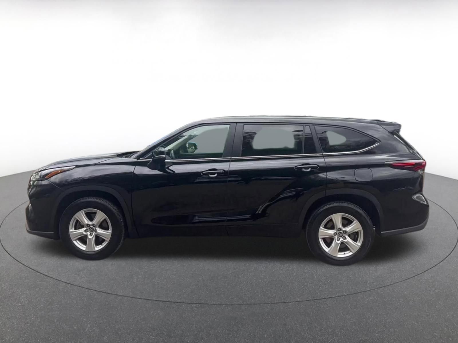 Used 2025 Toyota Highlander LE FWD image 9