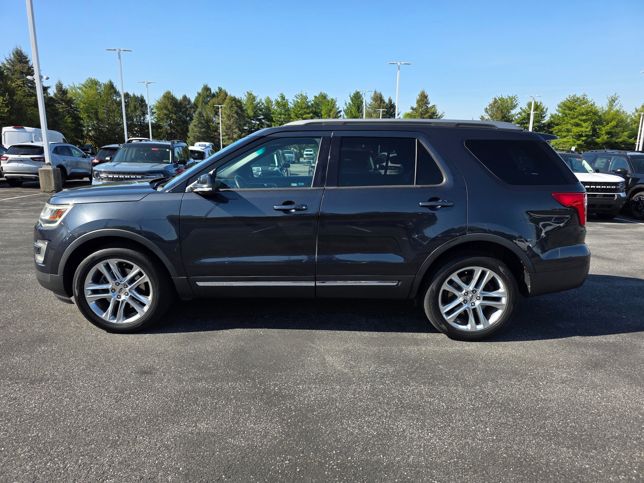 Used 2017 Ford Explorer XLT w/ Equipment Group 202A AWD/4WD image 2