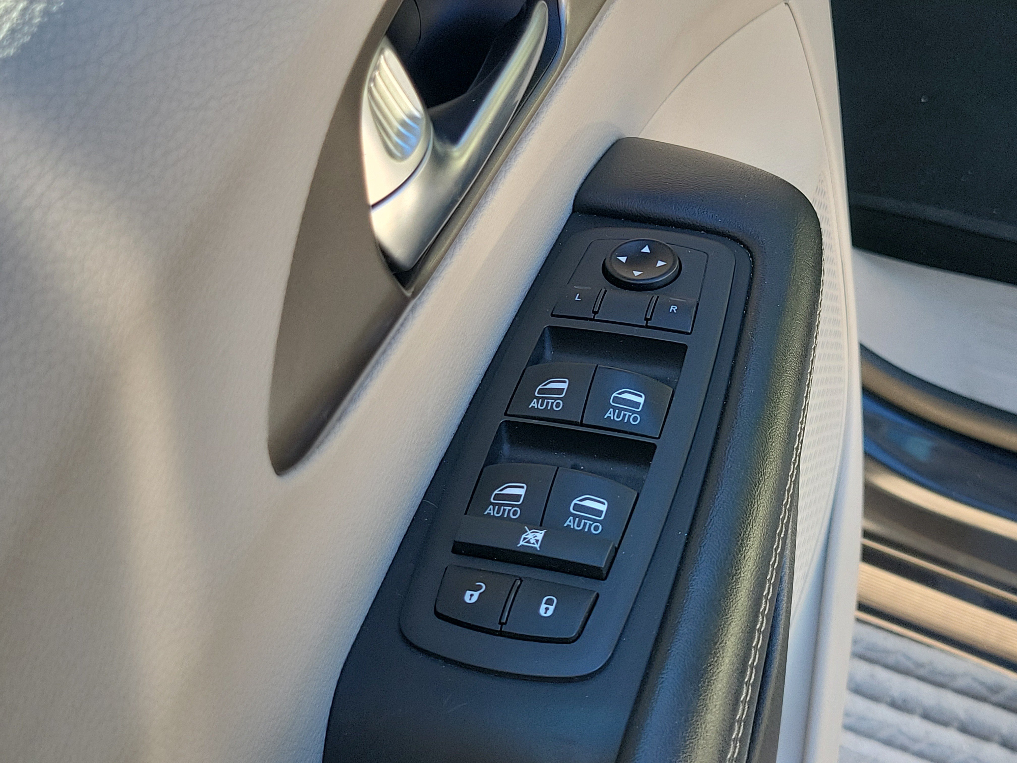 Used 2020 Chrysler Pacifica Touring-L Plus FWD image 15