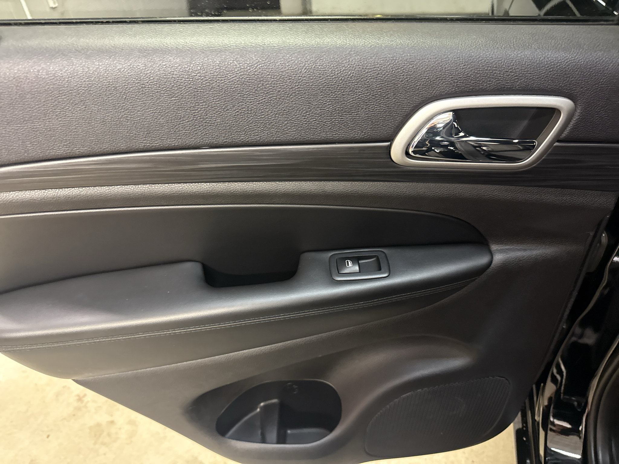 Used 2019 Jeep Grand Cherokee Altitude RWD image 28