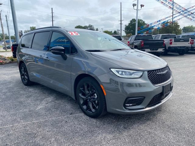 Used 2025 Chrysler Pacifica Limited FWD image 7