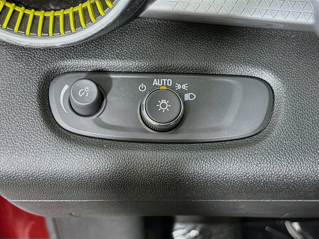 Used 2024 Chevrolet Trax LT w/ Sunroof Package FWD image 12