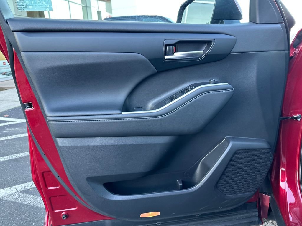 Used 2023 Toyota Highlander XLE image 11