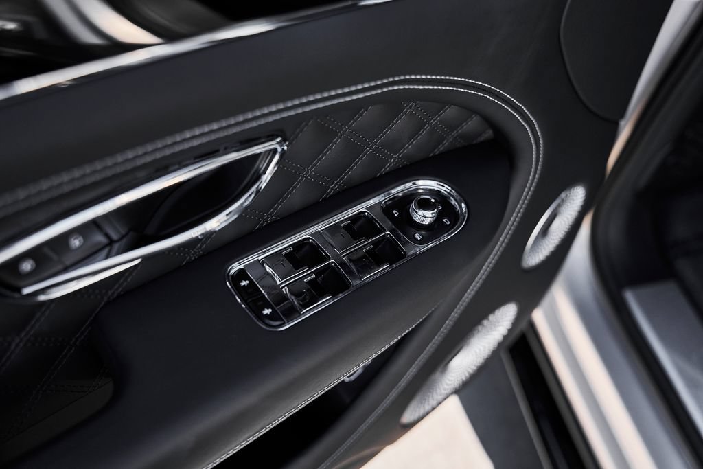 Used 2025 Bentley Bentayga AWD/4WD image 32