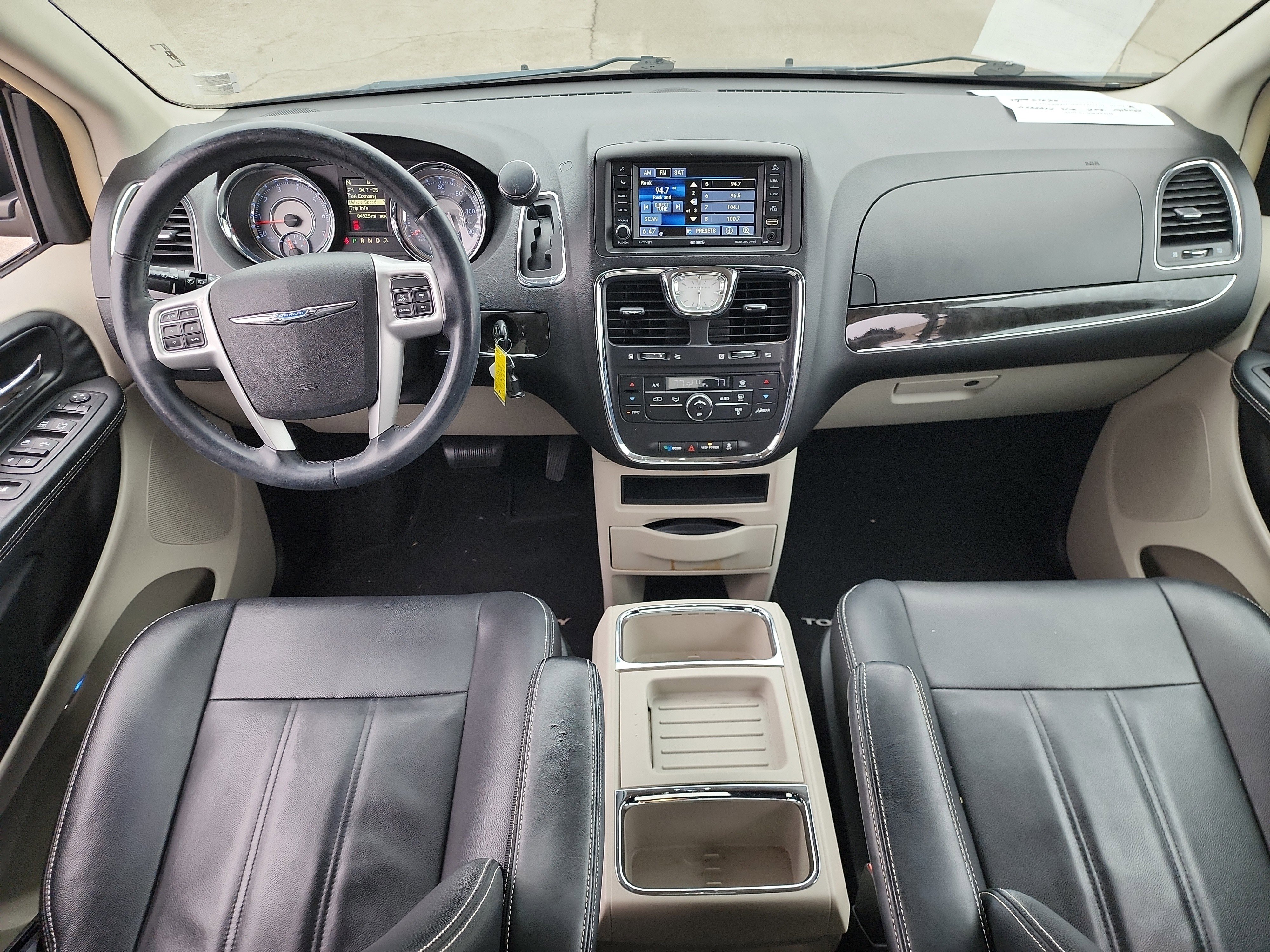 Used 2016 Chrysler Town & Country Touring image 11