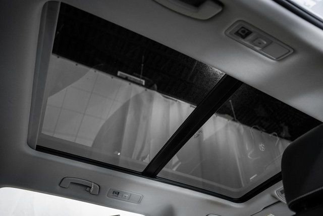 Used 2022 Volkswagen Tiguan SE w/ Panoramic Sunroof Package image 30