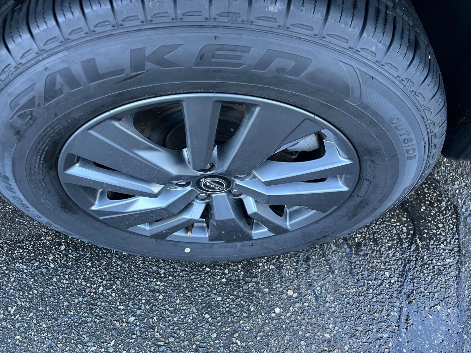 Used 2025 Nissan Pathfinder SV image 32