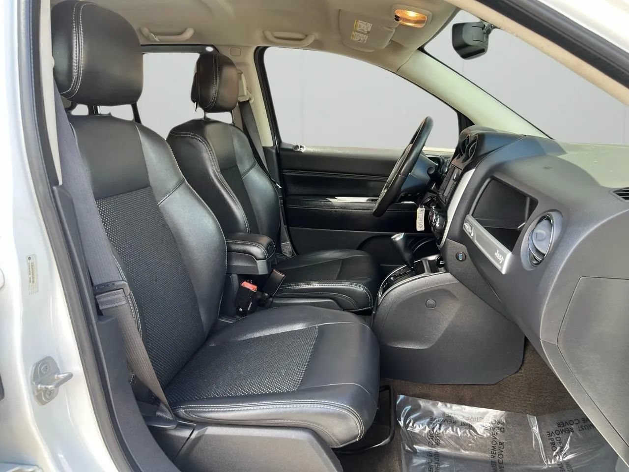 Used 2015 Jeep Compass Latitude AWD/4WD image 22