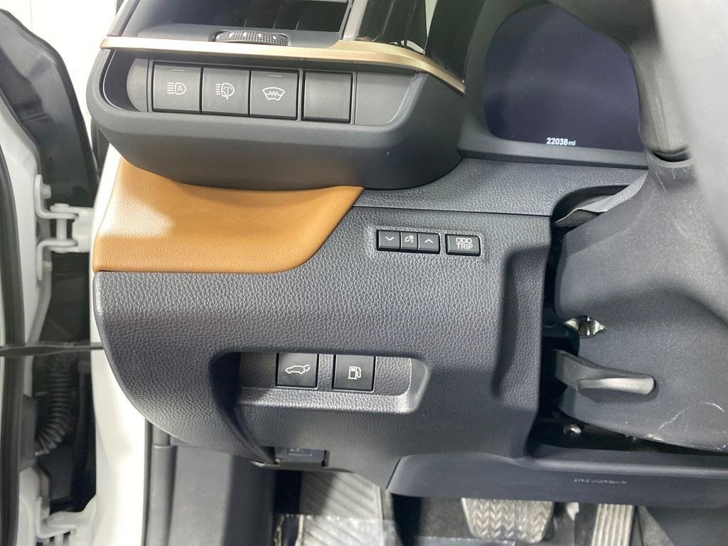 Used 2025 Toyota Crown Signia Limited w/ Advanced Technology Package image 11