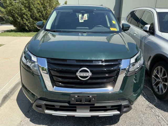 Used 2024 Nissan Pathfinder SL AWD/4WD image 2