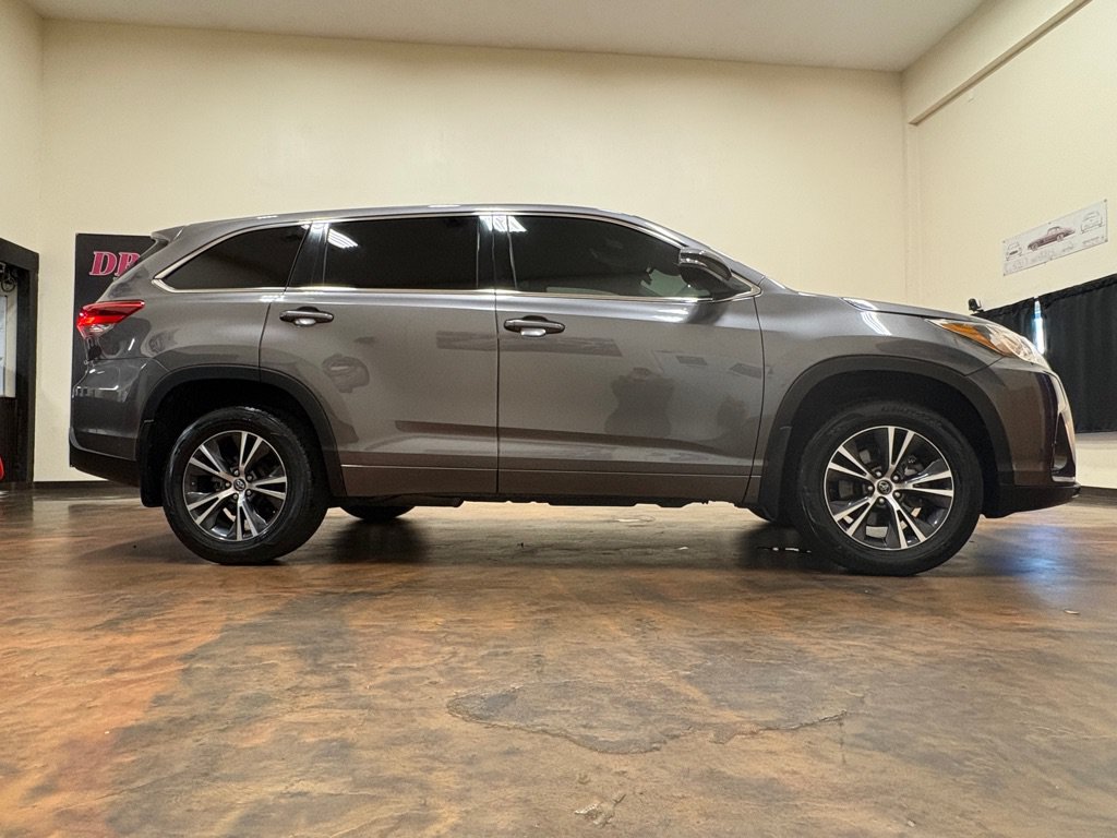 Used 2018 Toyota Highlander LE AWD/4WD image 11