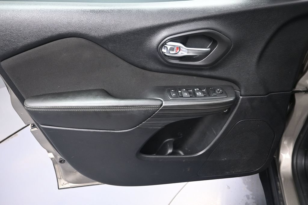 Used 2017 Jeep Cherokee Latitude w/ Cold Weather Group FWD image 9