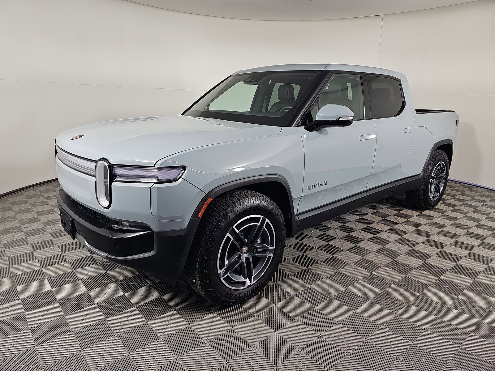 Used 2025 Rivian R1T Adventure image 1
