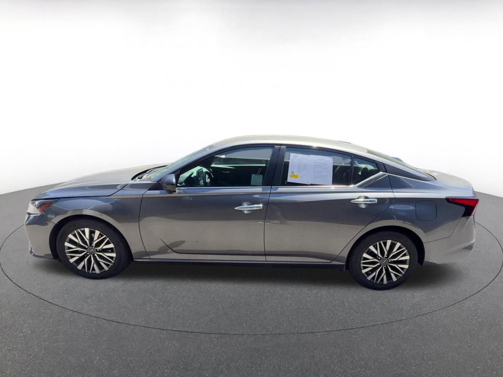 Used 2025 Nissan Altima 2.5 SV FWD image 9