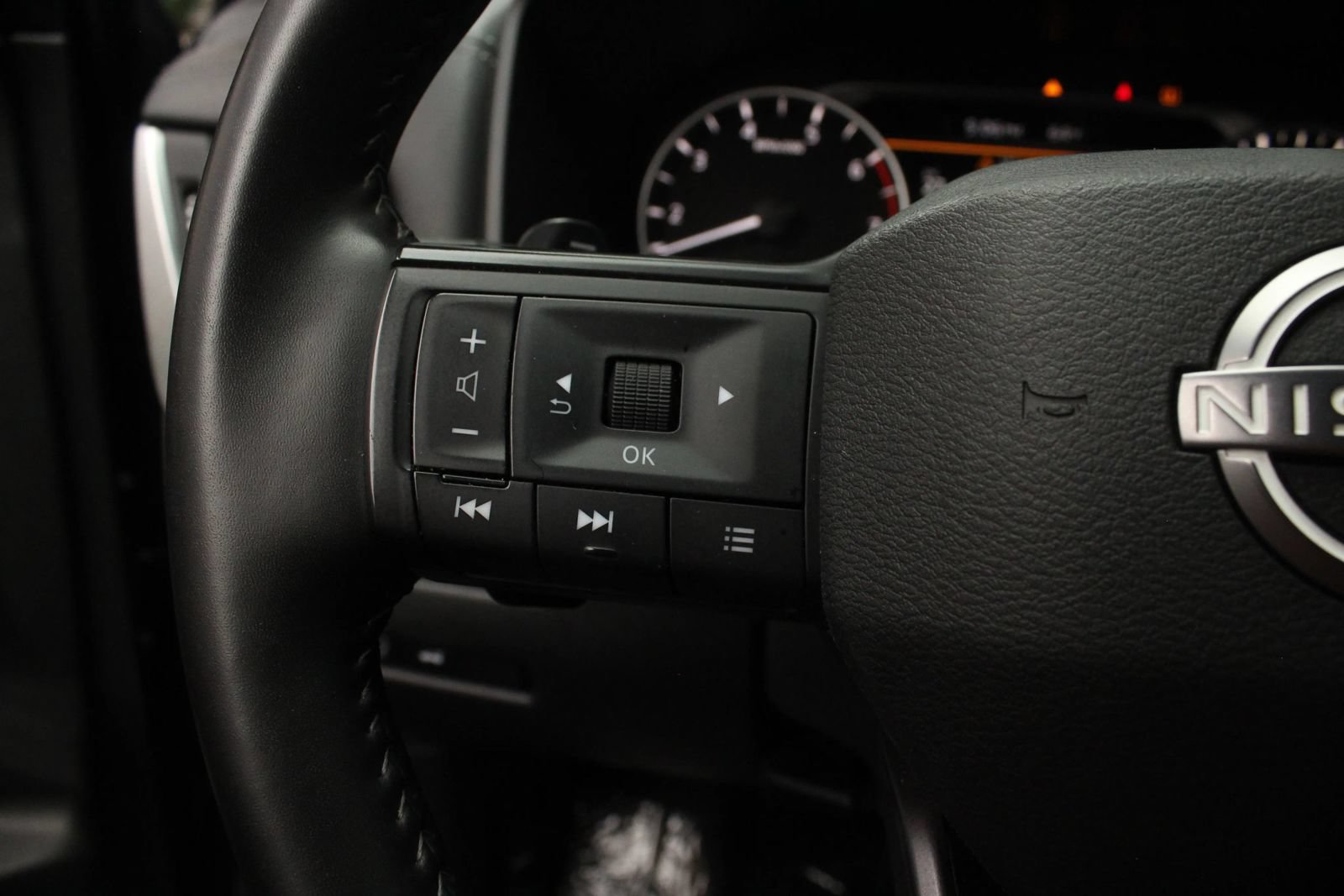 Used 2025 Nissan Rogue SV AWD/4WD image 27