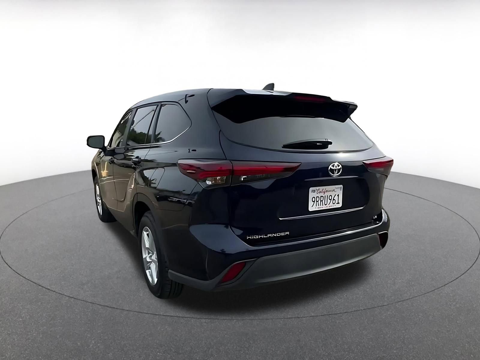 Used 2025 Toyota Highlander LE image 11