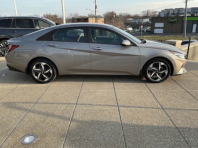 Used 2023 Hyundai Elantra SEL w/ Convenience Package image 7