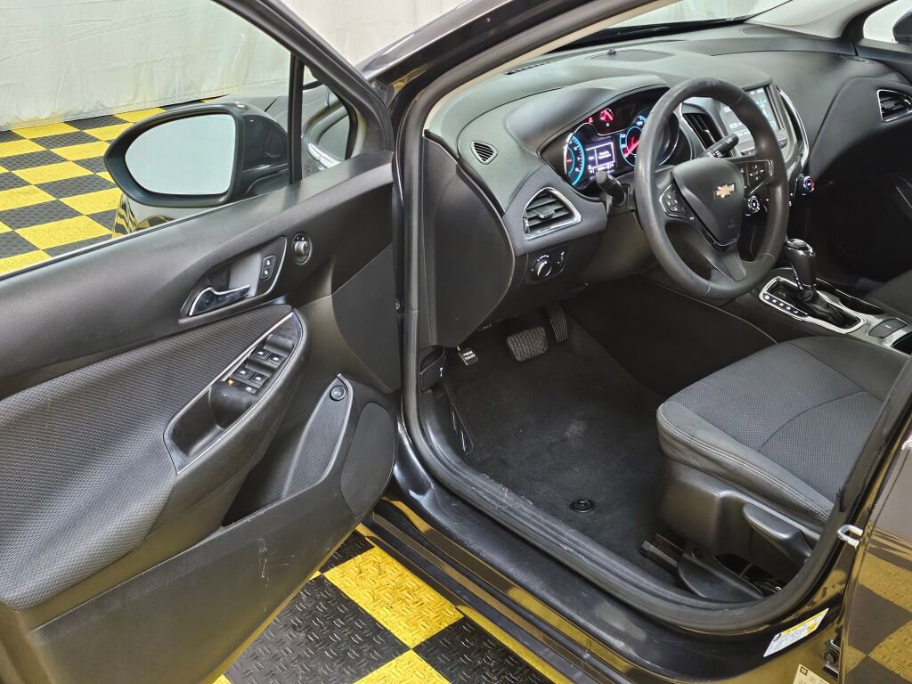 Used 2017 Chevrolet Cruze LT FWD image 20