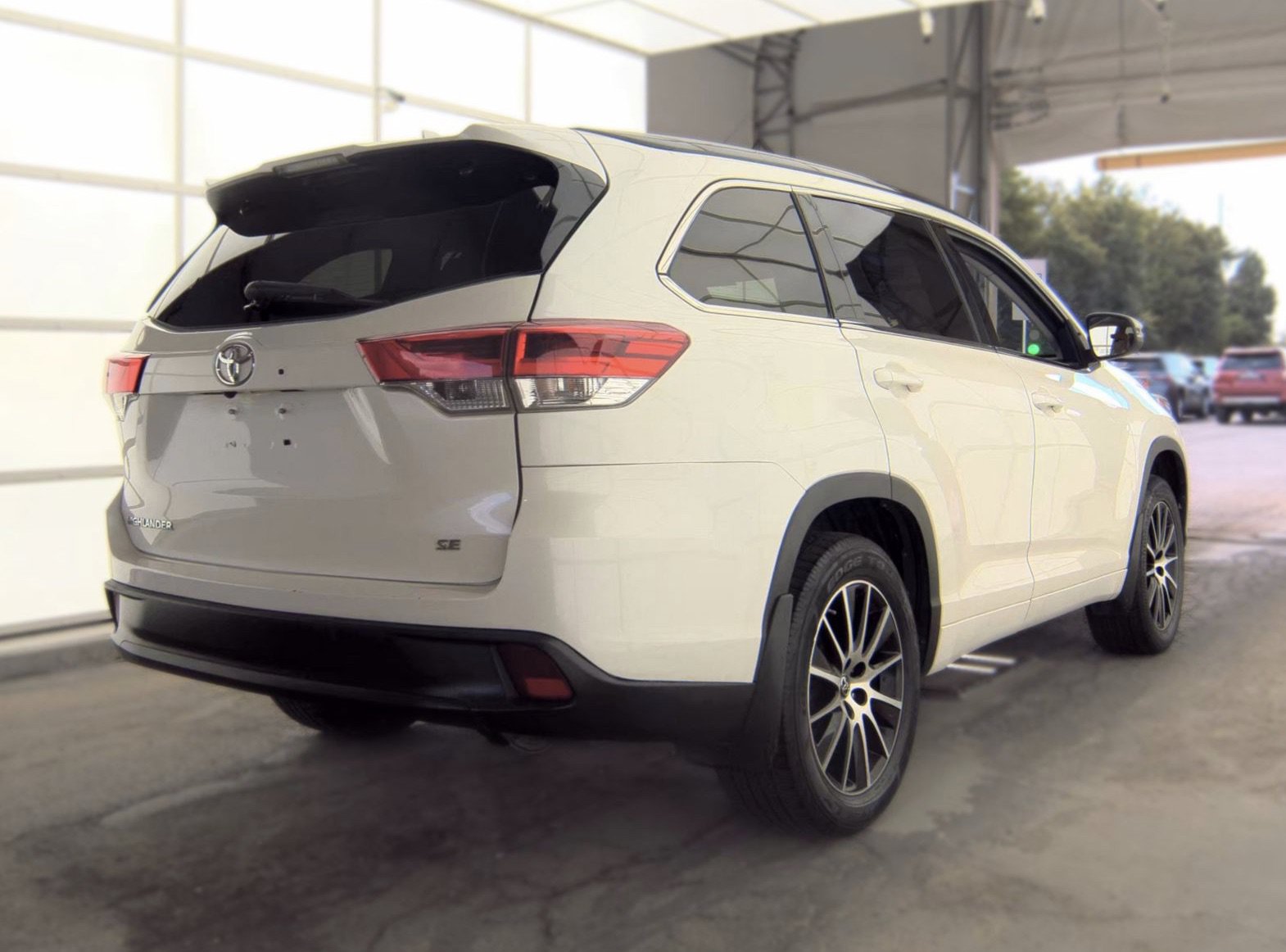 Used 2018 Toyota Highlander SE AWD/4WD image 4