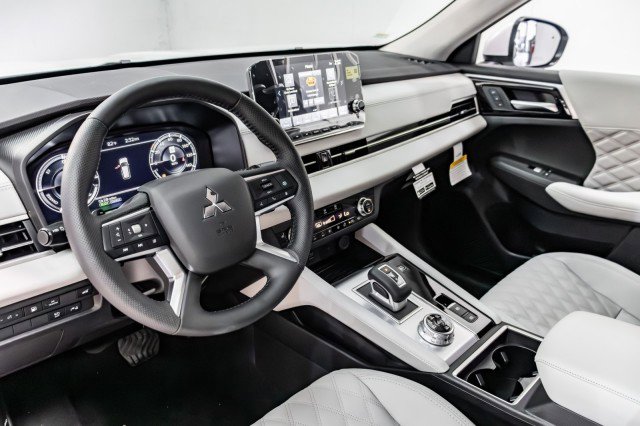 New 2025 Mitsubishi Outlander SEL image 7