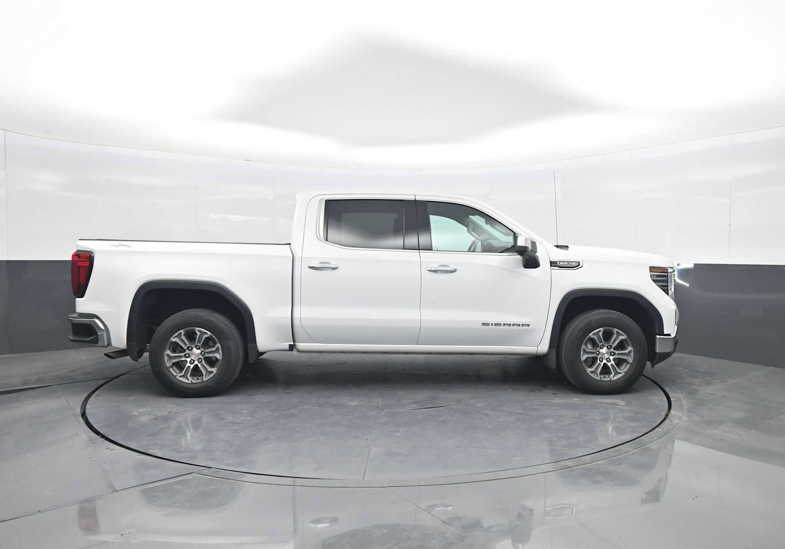 Used 2025 GMC Sierra 1500 SLT AWD/4WD image 9