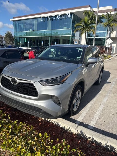 Used 2021 Toyota Highlander L image 2