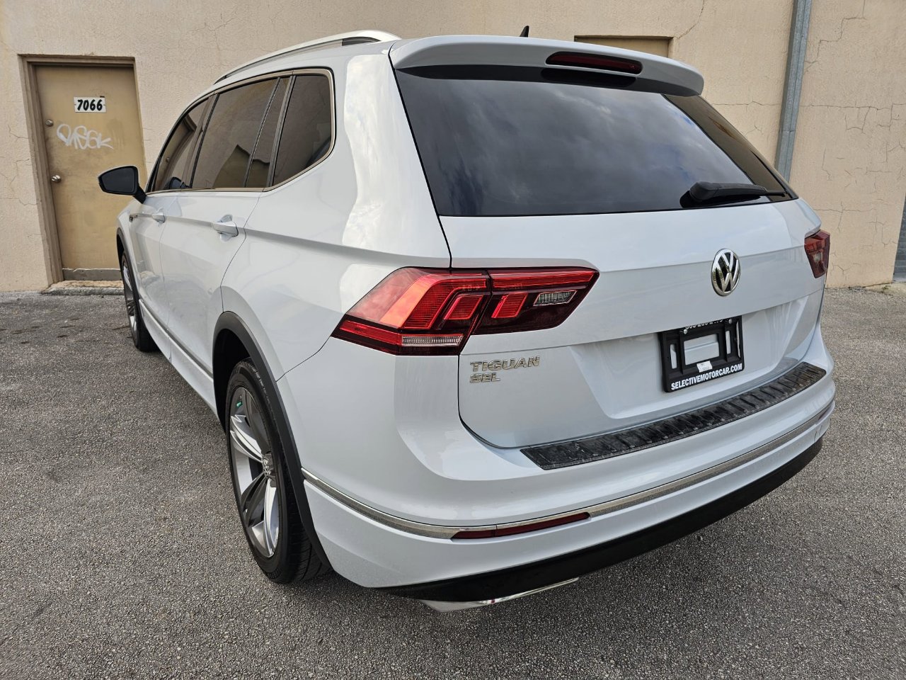 Used 2019 Volkswagen Tiguan SEL R-Line image 2