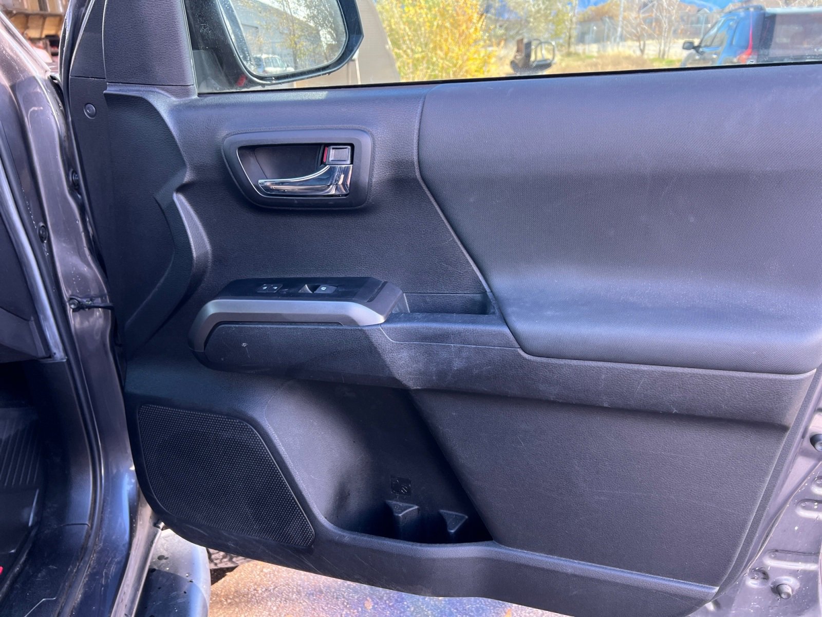 Used 2022 Toyota Tacoma TRD Off-Road image 17