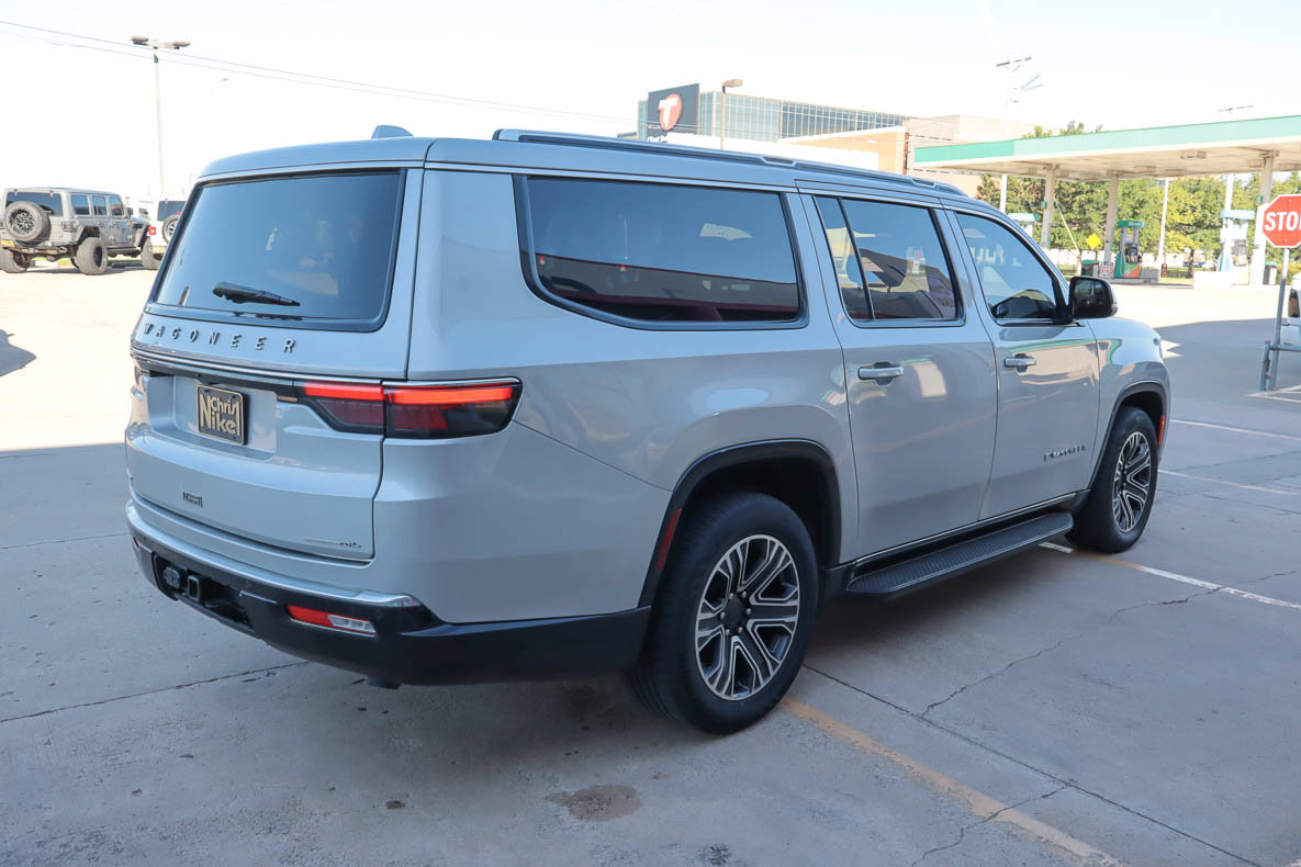 Used 2023 Jeep Wagoneer L Series II AWD/4WD image 5