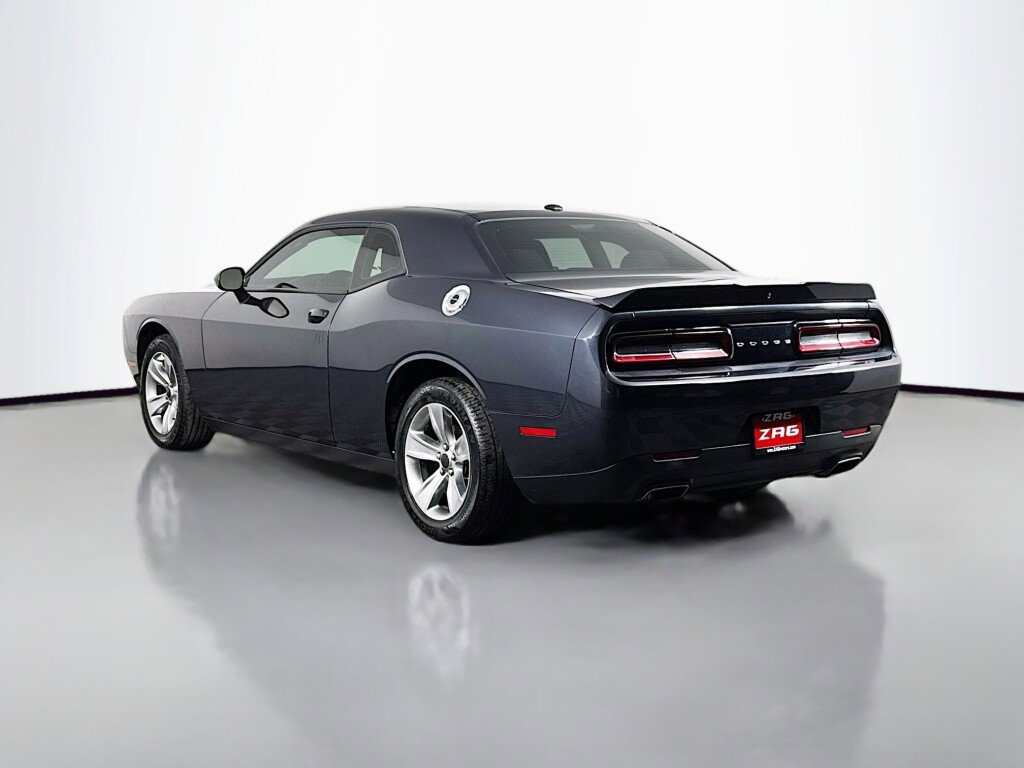 Used 2018 Dodge Challenger SXT image 3