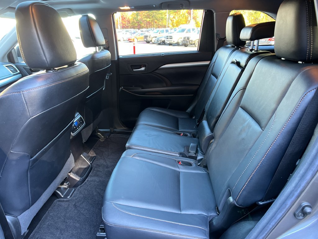 Used 2017 Toyota Highlander XLE w/ Carpet Mat Package AWD/4WD image 22