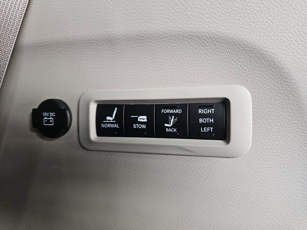 Used 2023 Chrysler Pacifica Limited w/ Uconnect Theater Family Group image 16