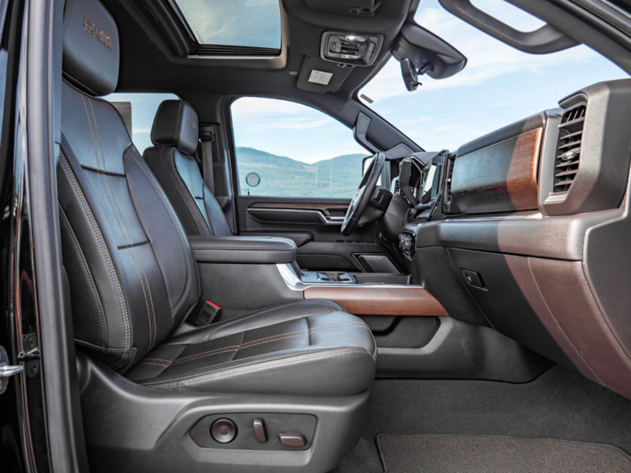 Used 2024 Chevrolet Silverado 3500 High Country w/ Technology Package AWD/4WD image 19