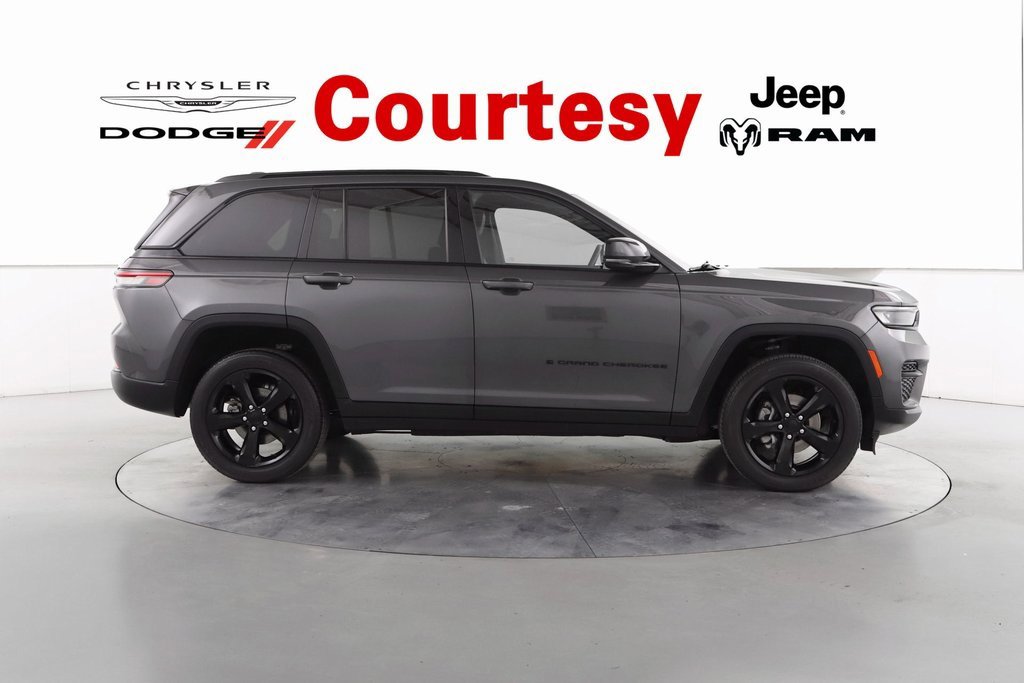 Certified 2022 Jeep Grand Cherokee Altitude image 4