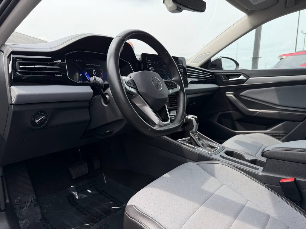 Used 2025 Volkswagen Jetta SE FWD image 2
