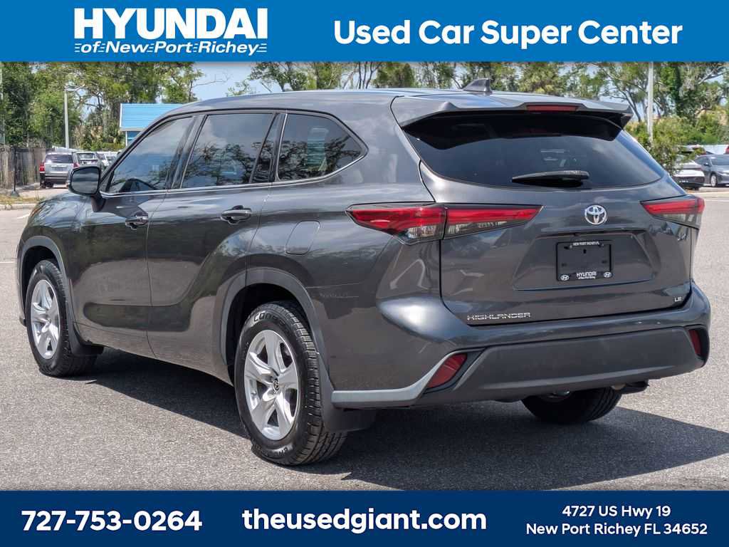 Used 2021 Toyota Highlander LE image 3
