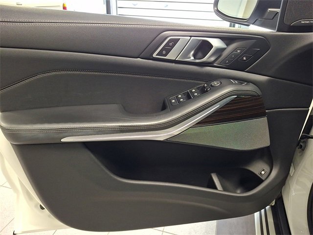 Used 2025 BMW X5 xDrive50e image 11