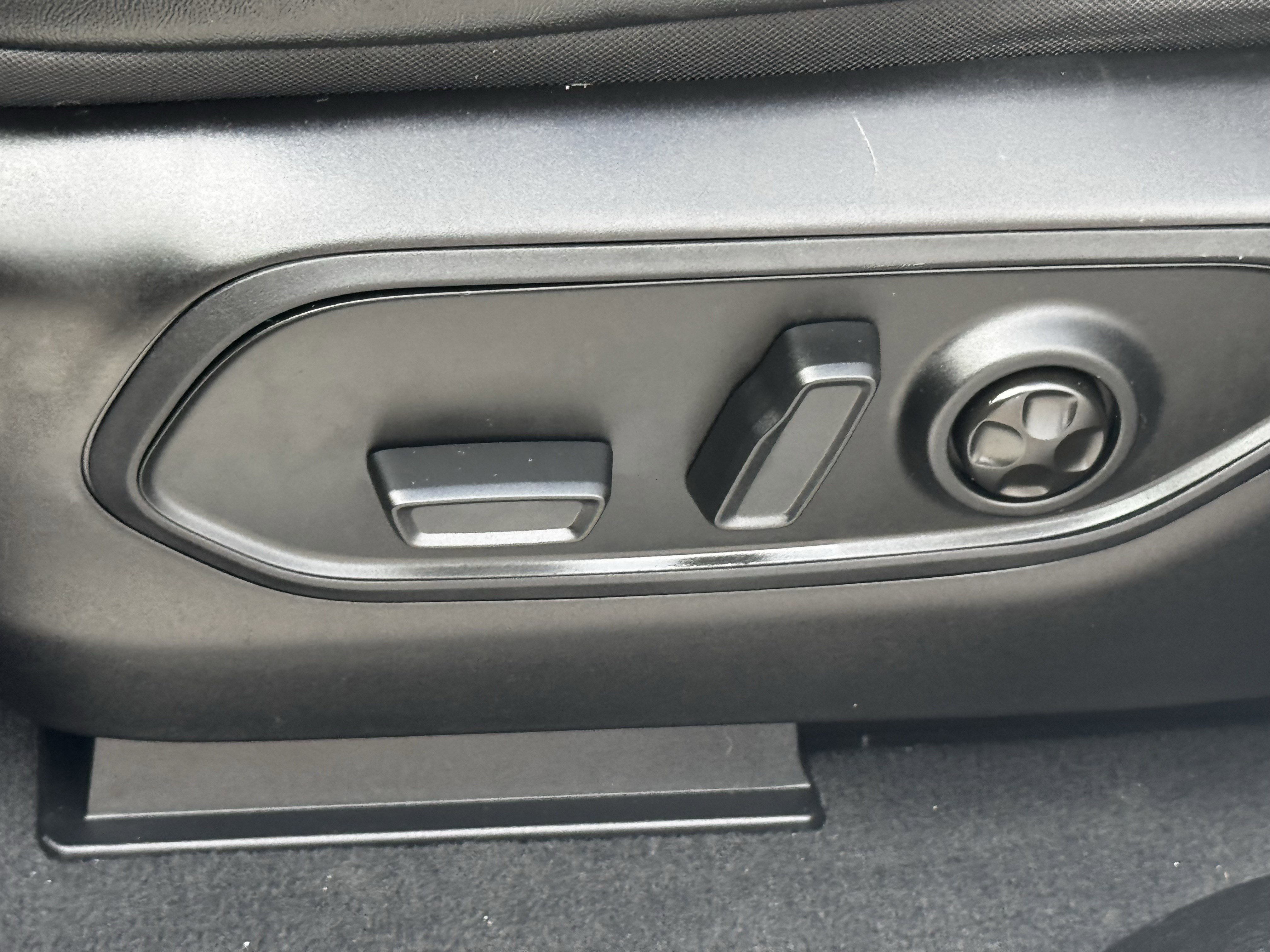 Used 2023 Jeep Grand Cherokee Limited w/ Black Appearance Package image 29