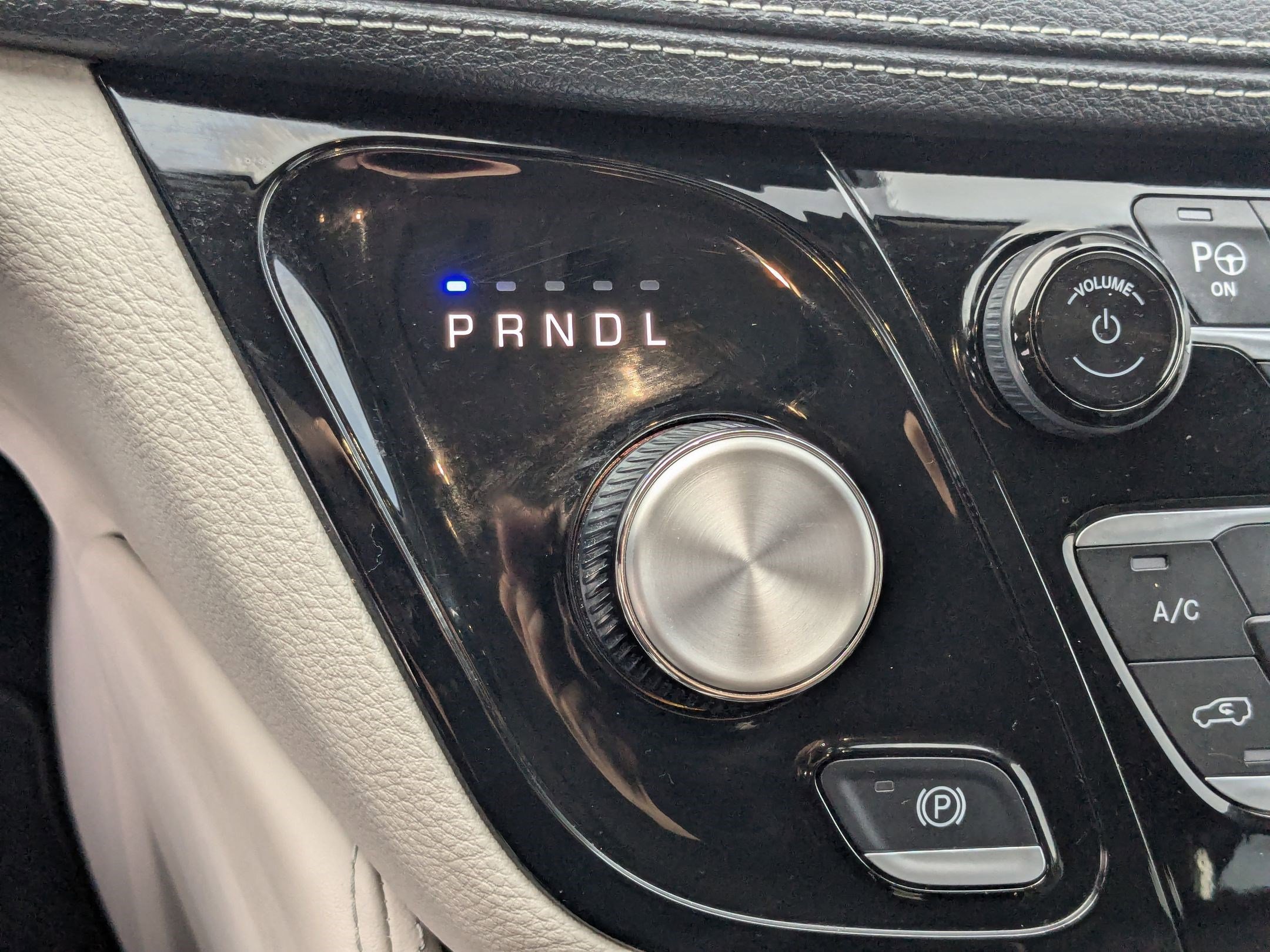 Used 2023 Chrysler Pacifica Limited w/ Uconnect Theater Family Group image 26