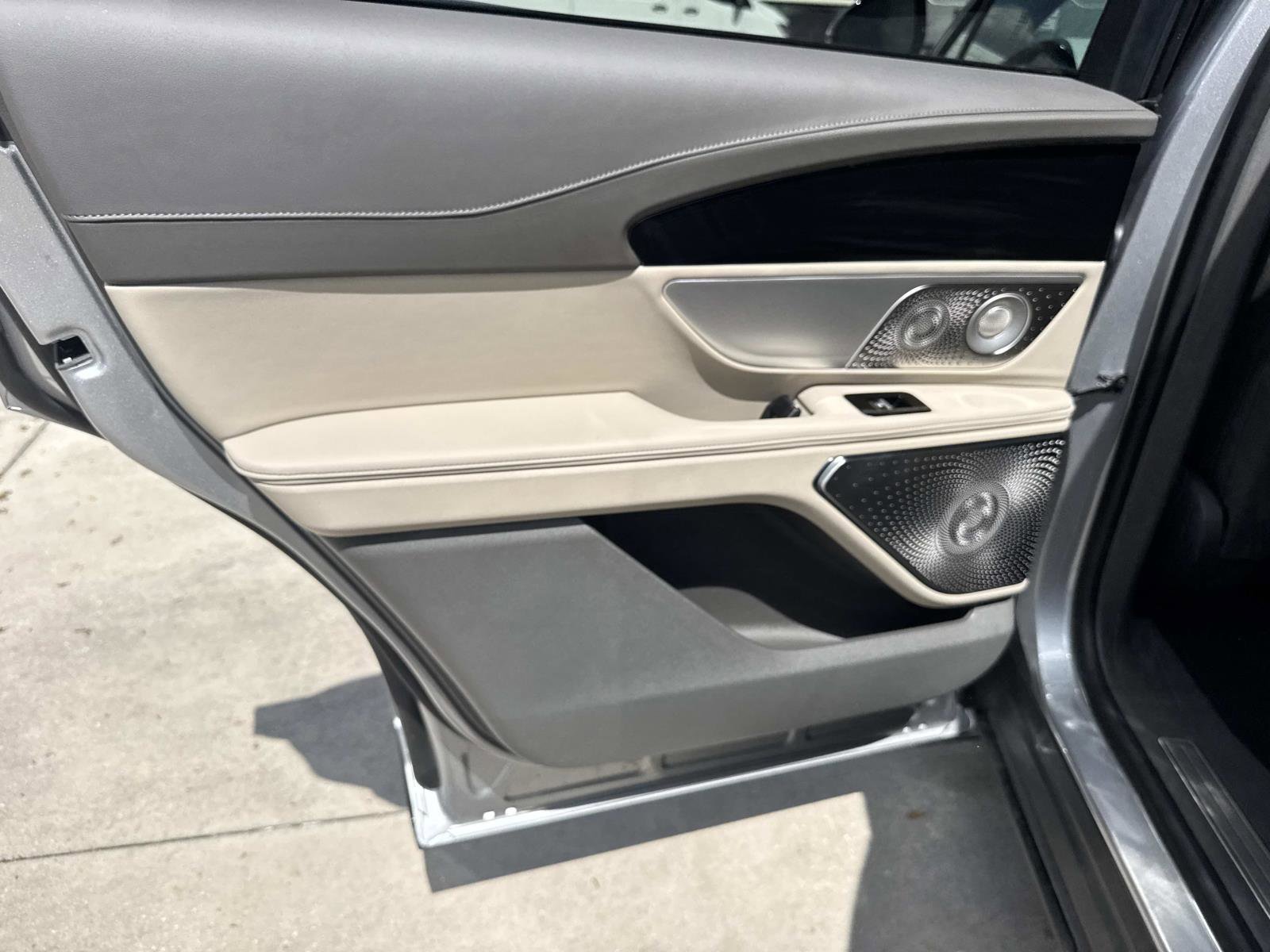 Used 2025 Lincoln Nautilus Reserve image 11