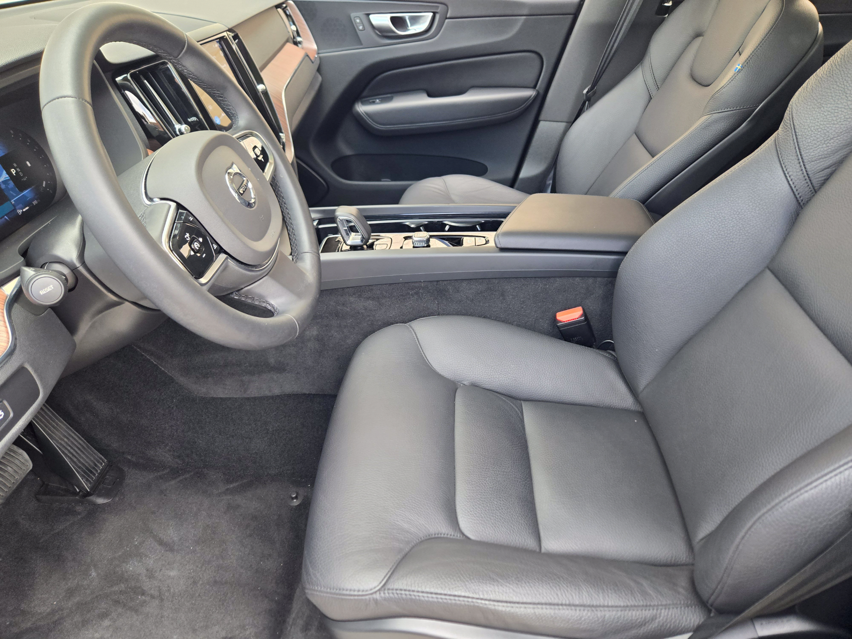 Used 2024 Volvo XC60 B5 Plus w/ Protection Package Premier AWD/4WD image 11